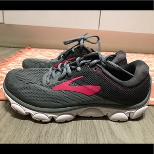 Brooks anthem size 6